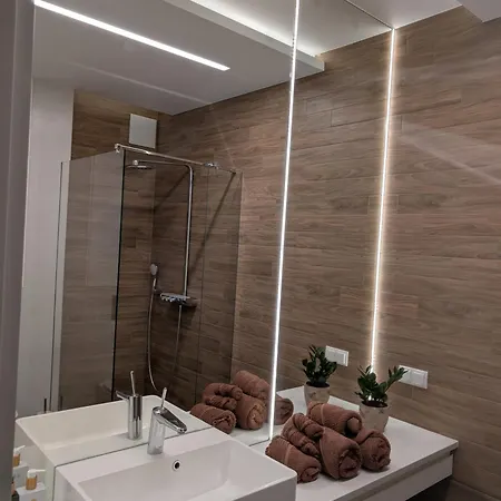 Premium Tolkiena House Mokotow 2- Bedrooms & Living Room, Terrace With Garden, Free Underground Parking & Free High-speed Wi-fi